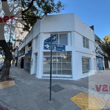 ALQUILER – Local comercial de dos plantas con amplia vidriera en esquina estratégica del Centro