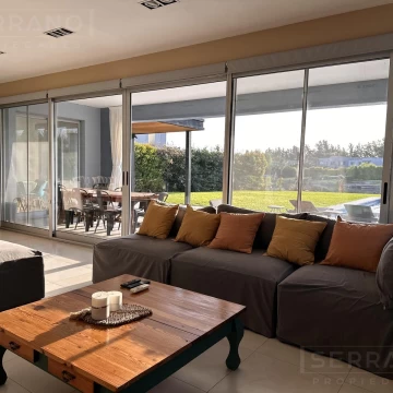 Casa en venta de 6 ambientes con pileta y vista al lago en La Comarca, General Pacheco Tigre