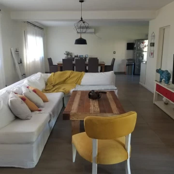 Venta casa Pilar en barrio semicerrado con parque y pileta sin expensas