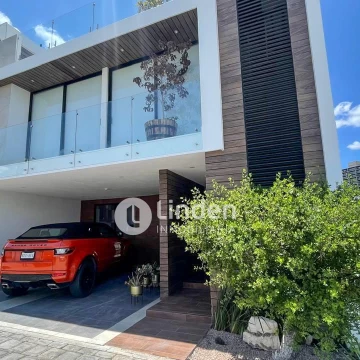 CASA AMUEBLADA EN RENTA EN PARQUE FORESTA, ZONA LOMAS DE ANGELÓPOLIS III, PUEBLA.