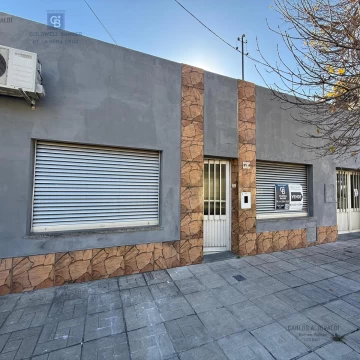 Casa de dos dormitorios y cochera 