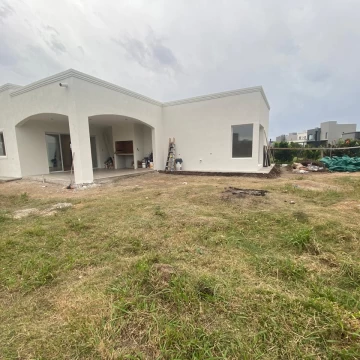 Casa de en una planta - 4 habitaciones a Estrenar en San Ramon, Pilar del Este