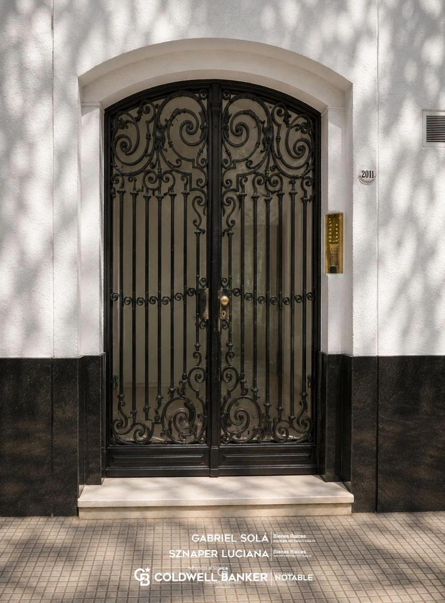 PUERTA DEL EDIFICIO