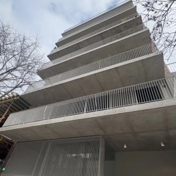 Santiago 676 01 B - VENTA Departamento 2 Dormitorios con Patio Privado