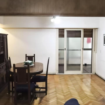 Departamento de 4 ambientes con 2 patios en edificio con seguridad 24 hs y cochera