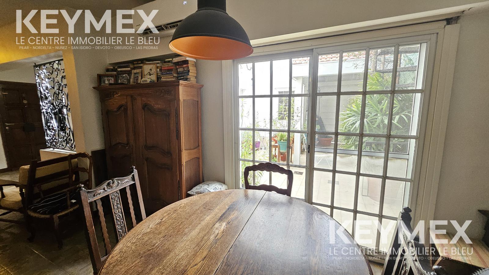 comedor con ventanal al patio
