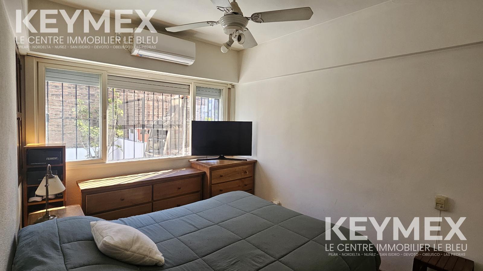 dormitorio con ventana a la terraza