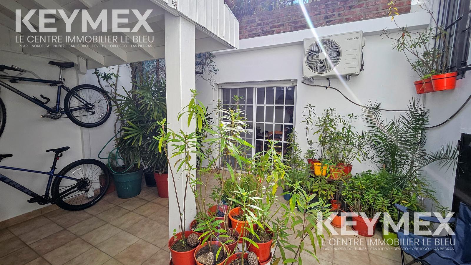 patio con cochera y acceso a terraza