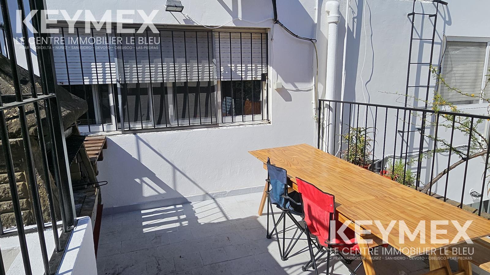 terraza con parrilla