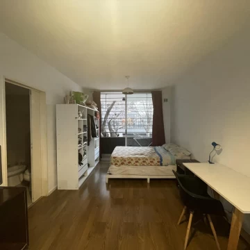 Venta departamento monoambiente en Villa Devoto con cochera descubierta.