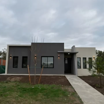 Casa Venta en Casa en 1 planta, 3 dormitorios, 1 escritorio 2 baños, con pileta, a estrenar, Barrio Santa Sofia 200