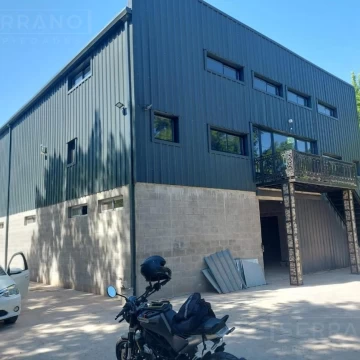 Imponente Galpon Industrial  a estrenar con Oficinas (700 mtrs2) 