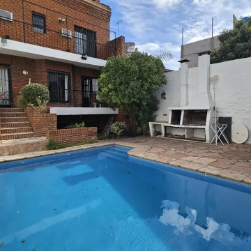 Venta Casa 6 ambientes pileta Flores