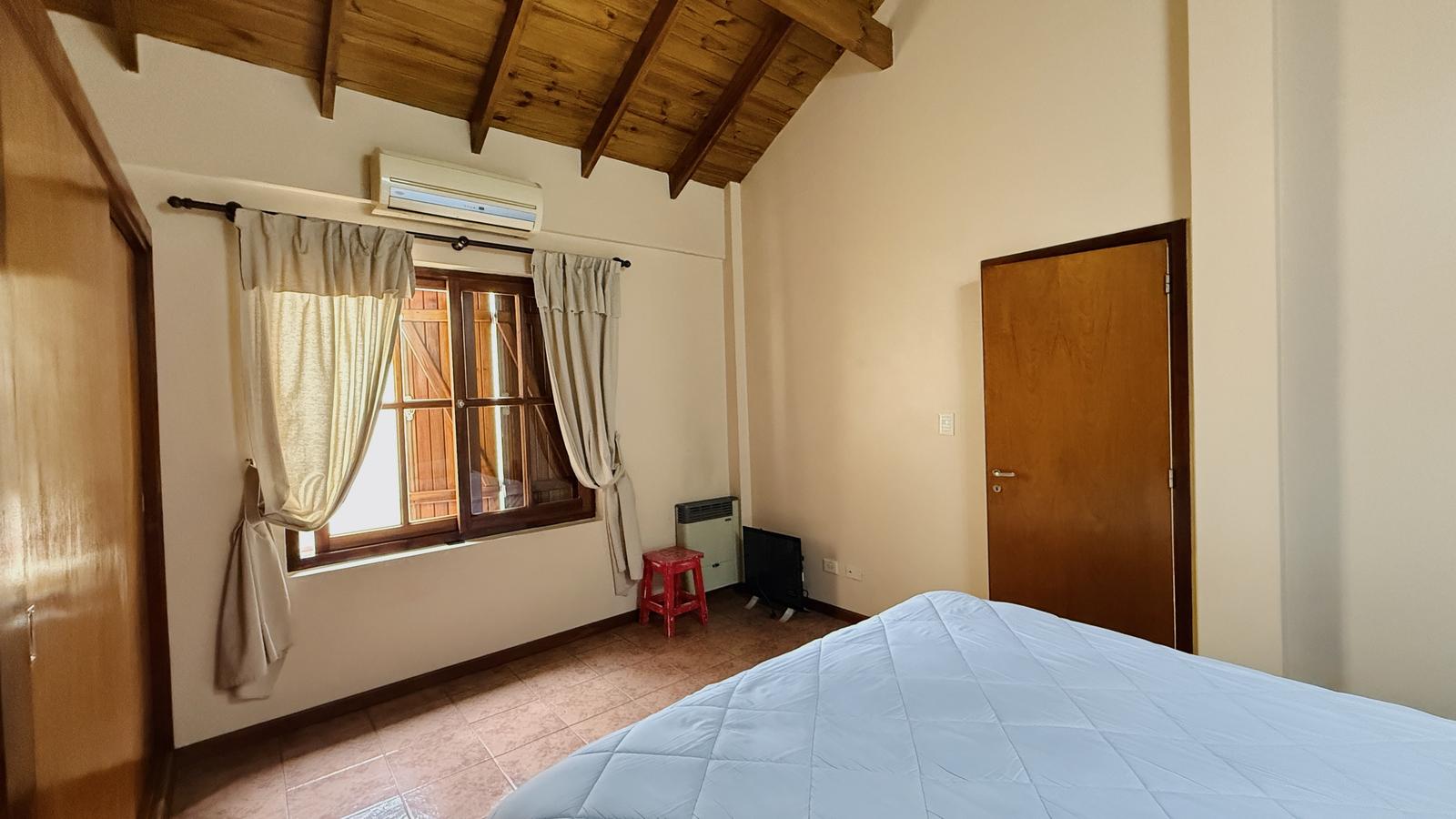 Habitación principal, vista hacia la ventana