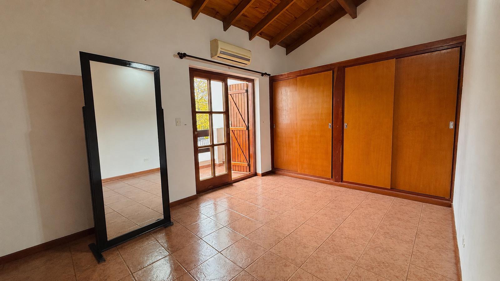 segunda habitación con placar empotrado y salida a balcón corrido