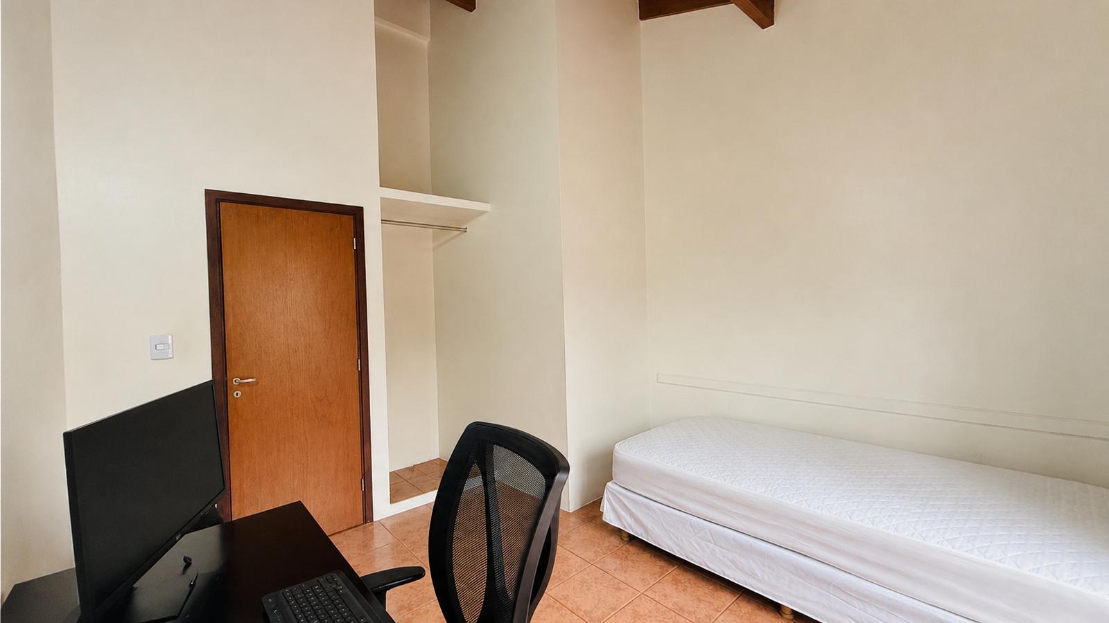 tercer habitación con espacio para placard  y salida a balcón corrido