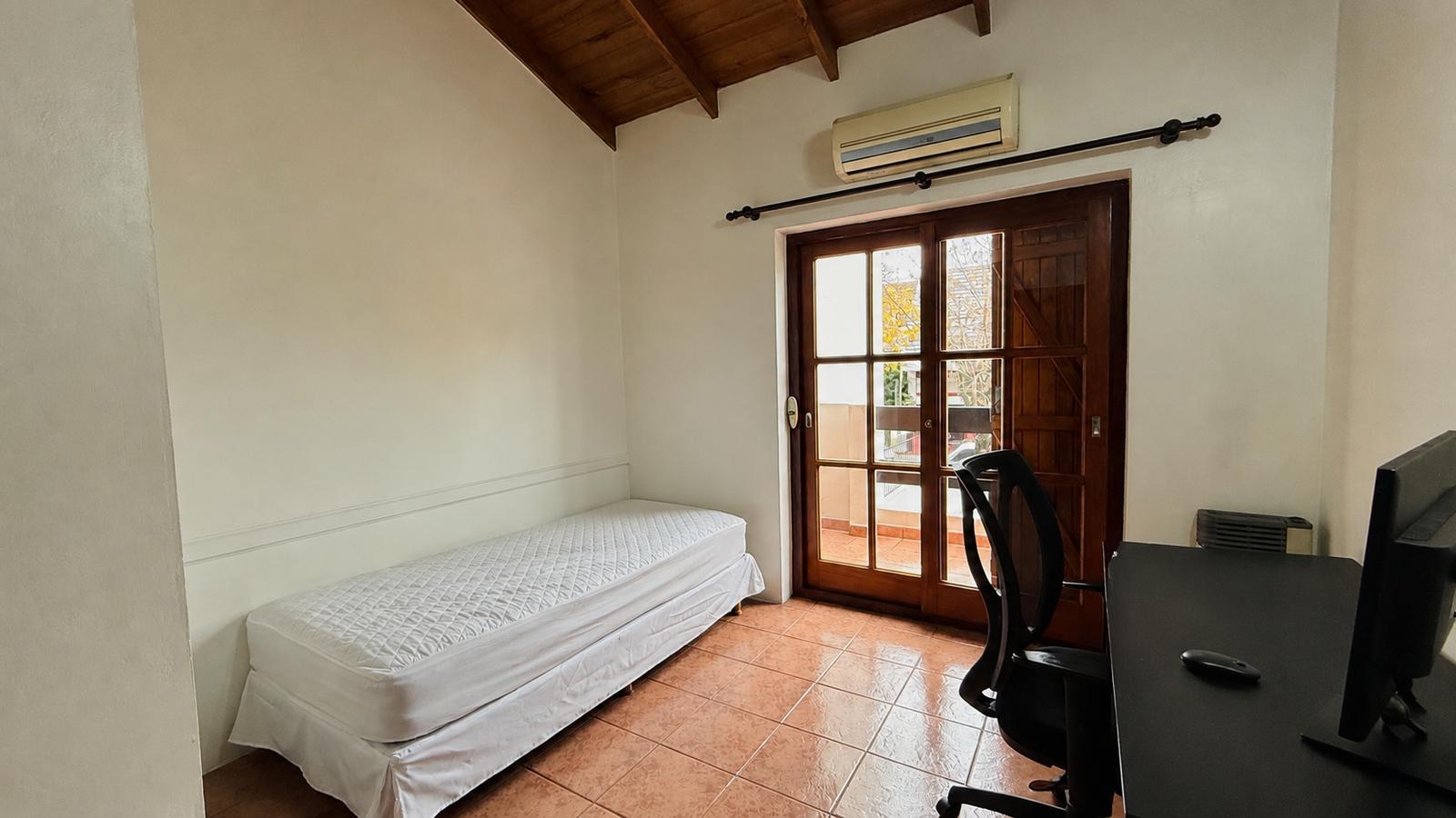 tercer habitación con espacio para placard  y salida a balcón corrido