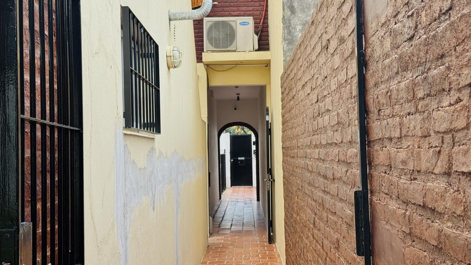 Pasillo a segunda vivienda y patio