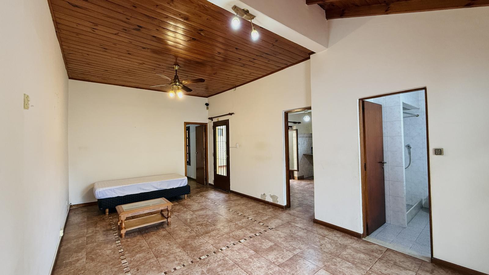 Vista al living comedor de la segunda vivienda desde el patio