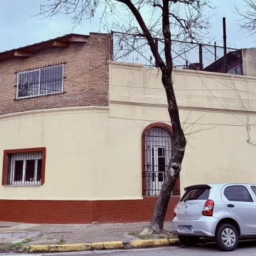 VENTA CASA 4 AMBIENTES LOTE PROPIO TERRAZA SALÓN QUINCHO EN BARRACAS