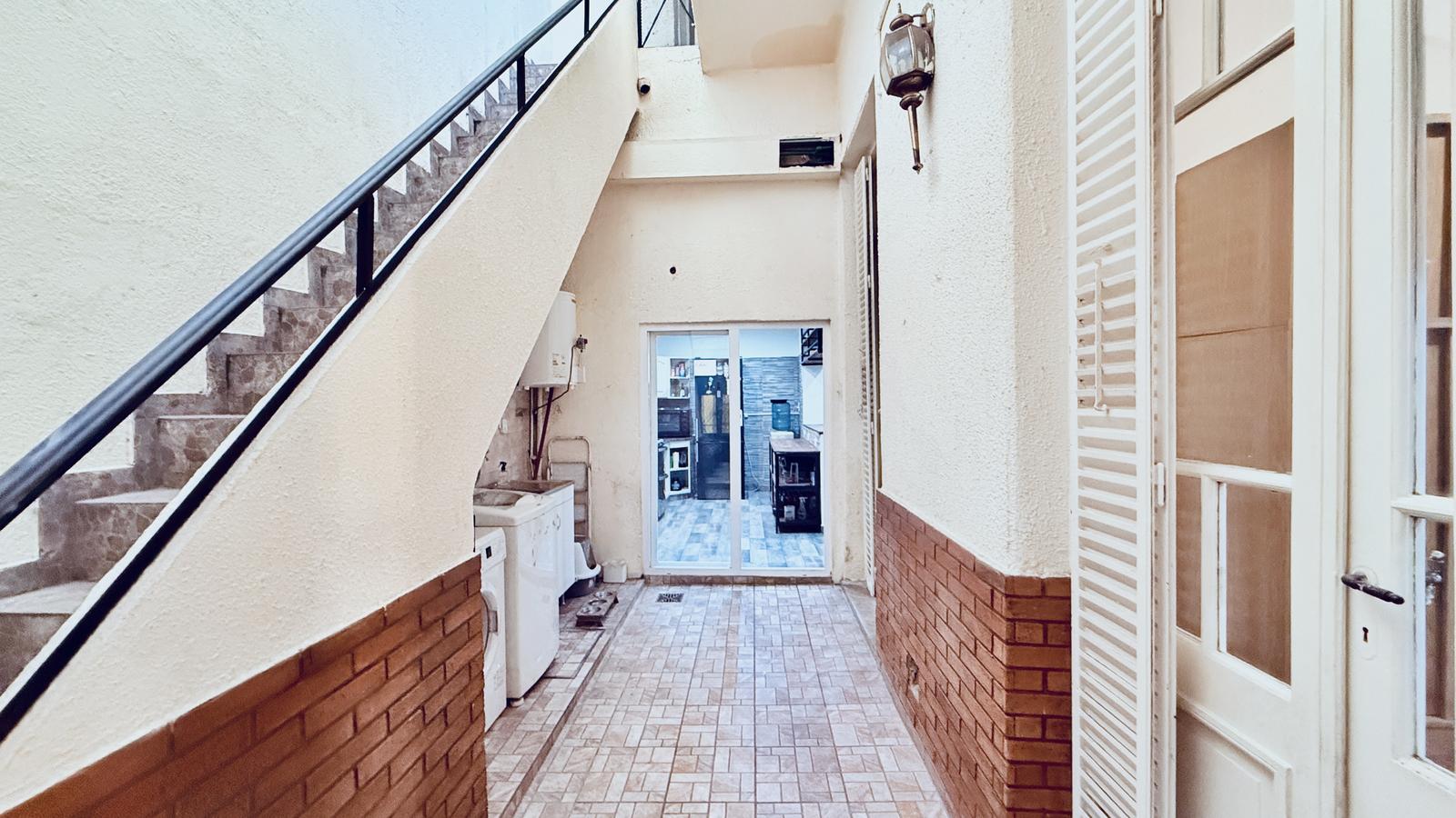 Escalera, lavadero y puerta acceso a cocina
