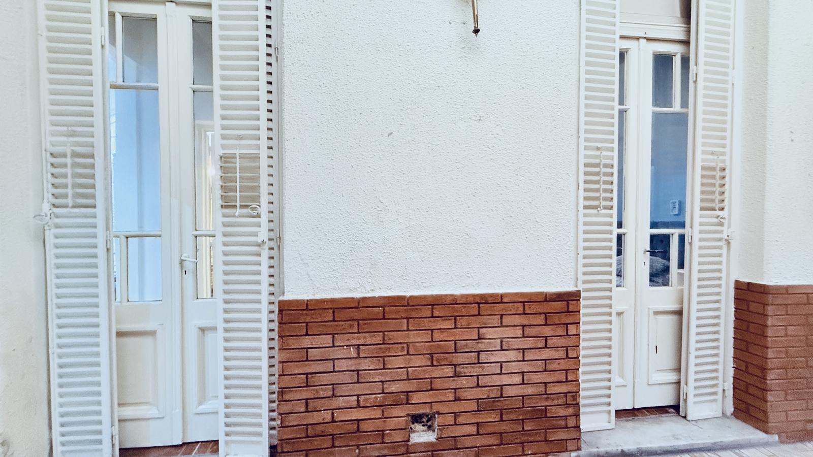 Acceso a pasillo de distribución  y a dormitorio principal