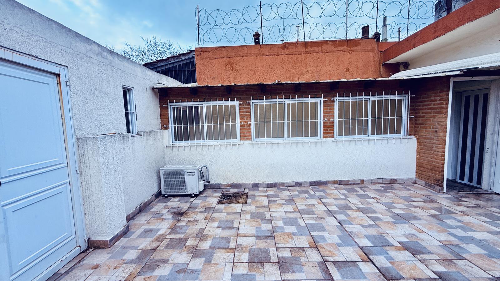 Terraza descubierta y puerta de acceso a salón