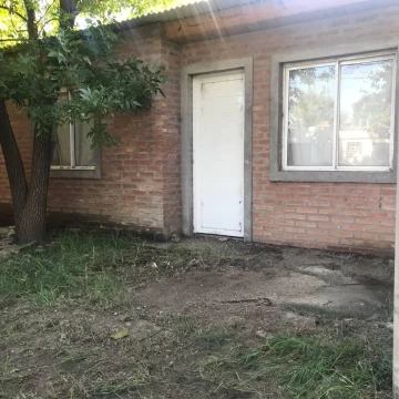 CASA EN VILLA MERCEDES CON PATIO 