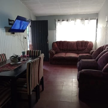 Casa con 3 habitaciones , cochera semi cubierta ,patio.