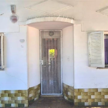 Casa con dos habitaciones, cochera y patio . villa mercedes 