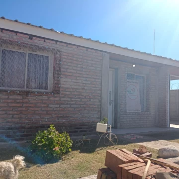 Venta casa en Villa Mercedes, 3 ambientes con cochera, excelente zona.
