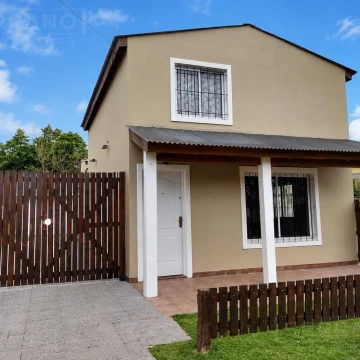 Alquiler. Casa 3 Ambientes. Gas Natural. Sobre Asfalto. Barrio Parque Sakura. Exaltación de la Cruz