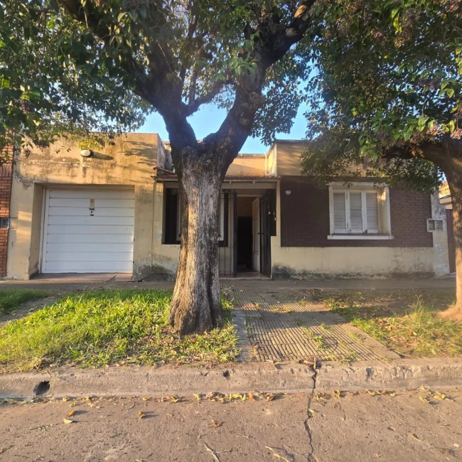 Casa 3 ambientes con garaje y patio en Morón