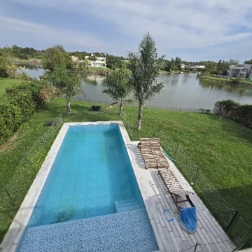 Barrio El Cantón Islas Casa en venta a la laguna con pileta 2 plantas y 4 dormitorios