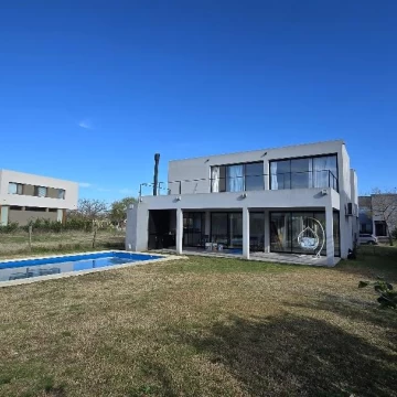 Puertos del Lago Barrio Vistas Escobar Casa en venta 5 habitaciones Pileta Parrilla Interno