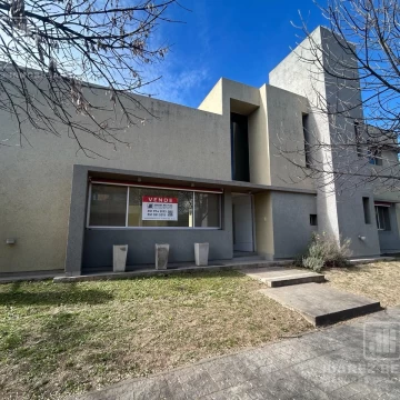 Casa en  Venta 3 dorm,3 baños,cochera doble,jardin -Altos de Manantiales-