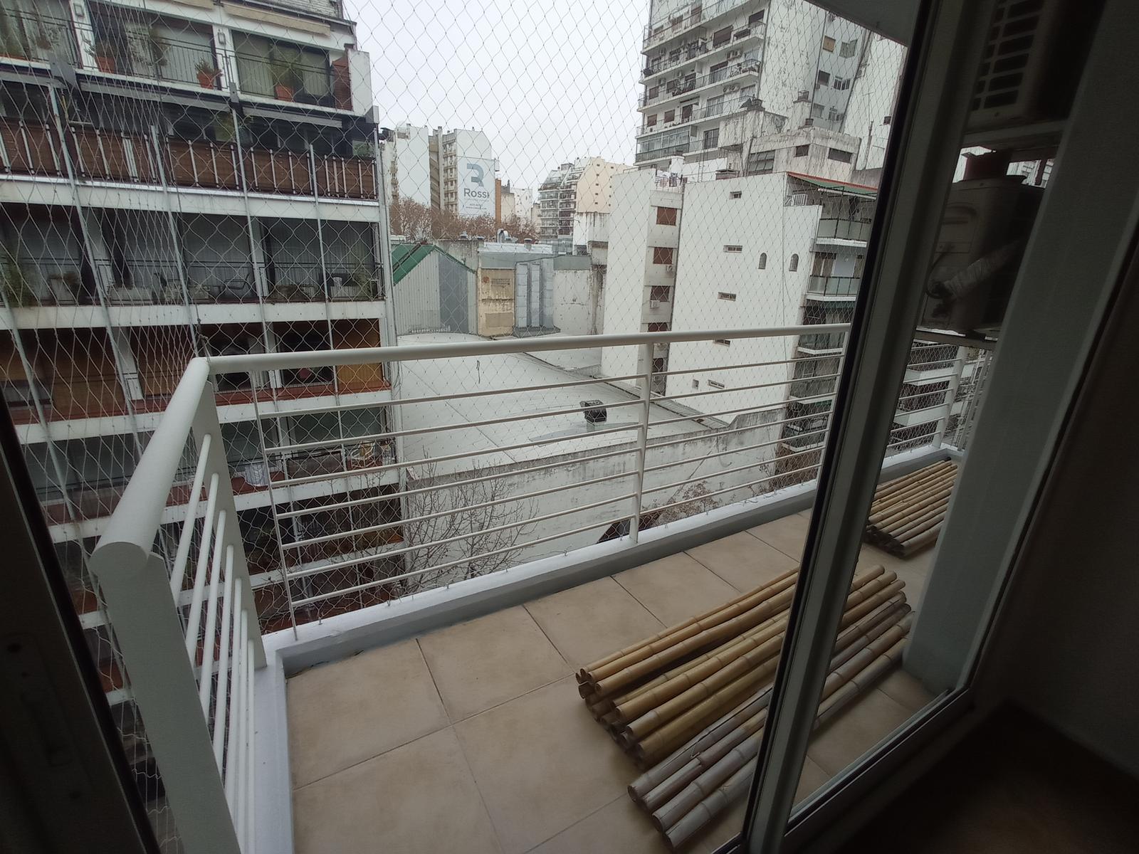 Balcòn al frente