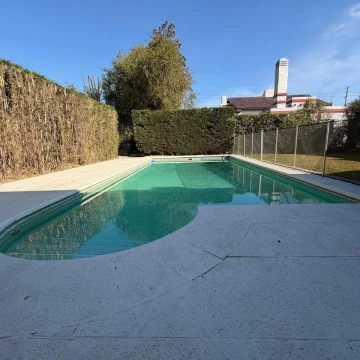CASA EN COUNTRY GOLF "EL SOSIEGO"- 4 DORMITORIOS -AMPLIO JARDIN y PILETA