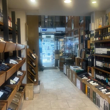 Local a la calle en alquiler de 73 m2 en Retiro. Apto todo destino. Actualmente vinería.