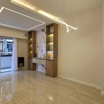 Venta - Departamento dos ambientes reciclado a la calle con cochera - Alsina 2475 - Terminal Vieja