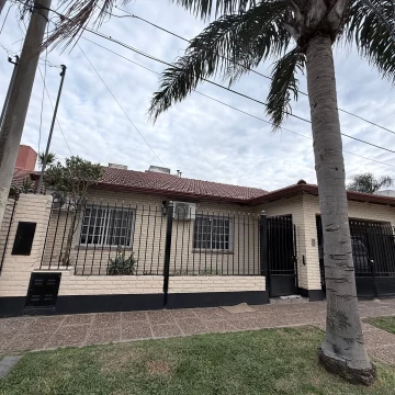SE VENDE CASA DE 3 DORMITORIOS Y PATIO VERDE