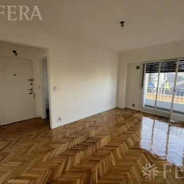 Venta departamento 3 ambientes con balcón en San Telmo