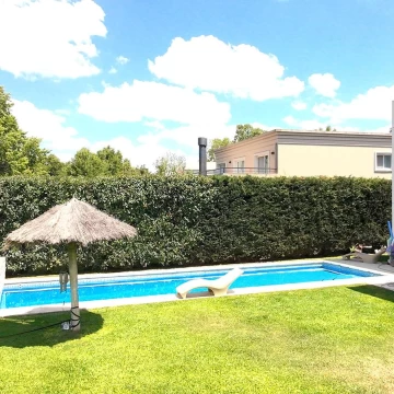 VENTA CASA 4 AMBIENTES LUMINOSA CON PILETA  GALERIA JARDÍN  HARAS SANTA MARIA BARRIO LOS ALAMOS