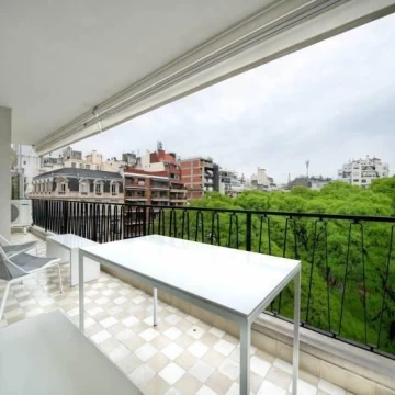 VISTA A PLAZA VICENTE LÓPEZ. 3 dorms, escritorio, terraza y cochera en Recoleta