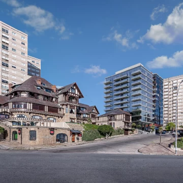 Venta departamento 2 ambientes frente al mar en edificio Varese Unico