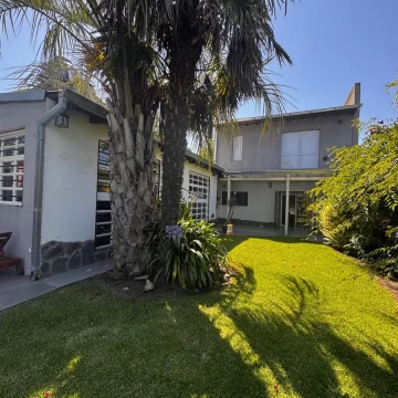 Venta casa de 4 ambientes con parque barrio Los Tilos