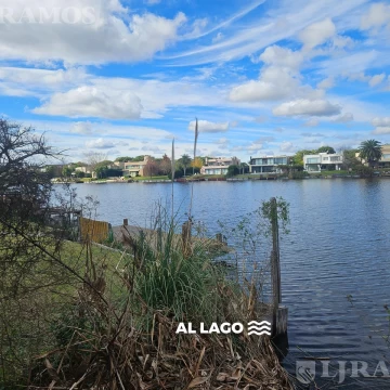 Lote a la LAGUNA de 800 m2  en venta en San Isidro Labrador.