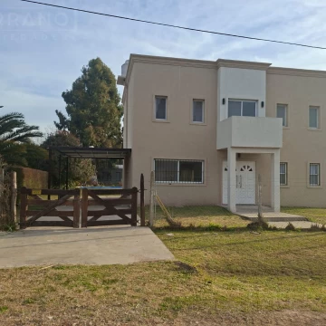 Venta casa 4 ambientes, 3 baños, Barrio Parque Sakura, Exaltación de la Cruz, APTA CREDITO