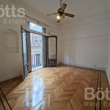 Semipiso de estilo clásico europeo, muy luminoso, ambientes amplios, bajas expensas.