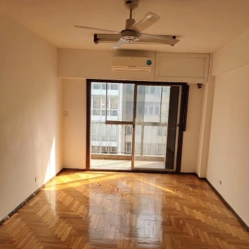 Departamento de 3 amb c/dep., 6° piso sobre Av. Corrientes, a metros de Montevideo